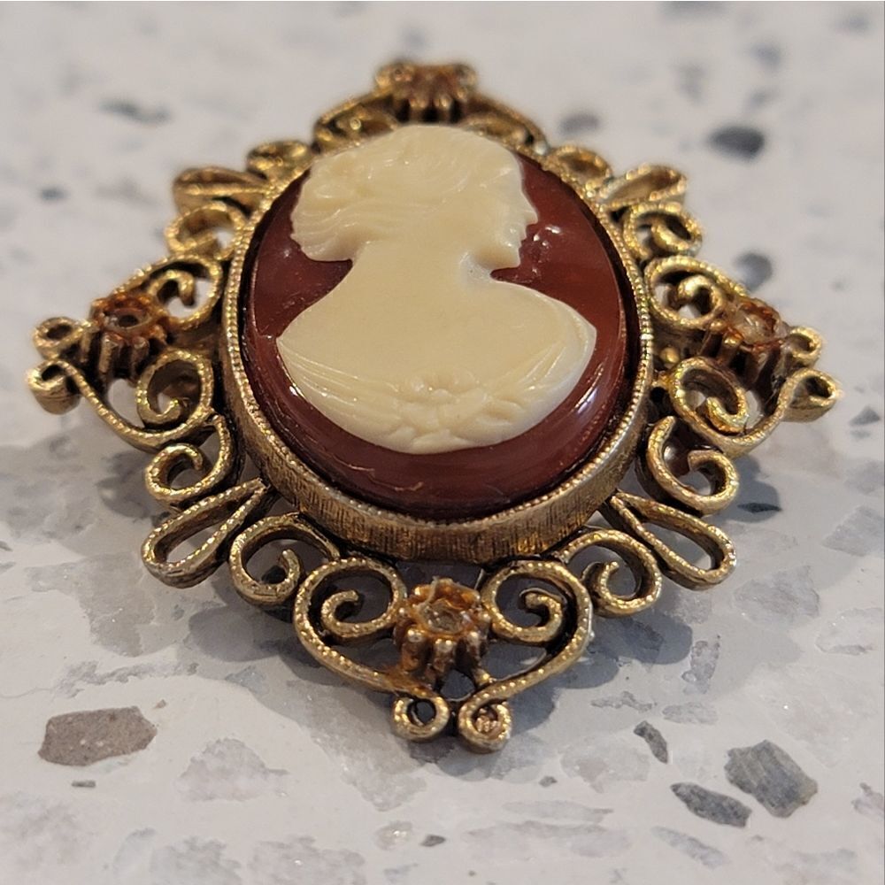 JJ. Cameo Brooch - Picture 3 of 6